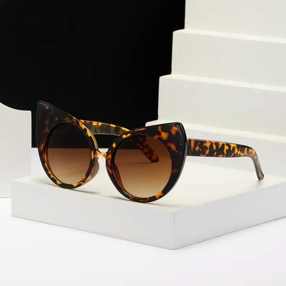 Y2k Oversized Vintage Oversized Cat Eye Style • Tortoiseshell Sunglasses - Picture 1 of 3